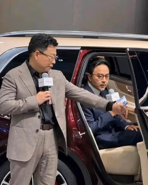 車展：64歲劉德華和51歲汪涵都穿西裝，怕不是讓華仔來「出醜」的