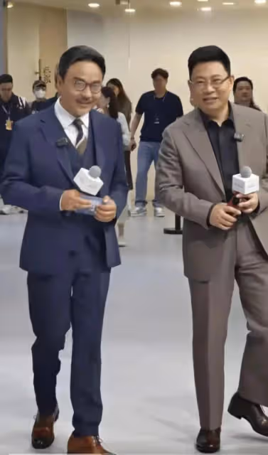 車展：64歲劉德華和51歲汪涵都穿西裝，怕不是讓華仔來「出醜」的