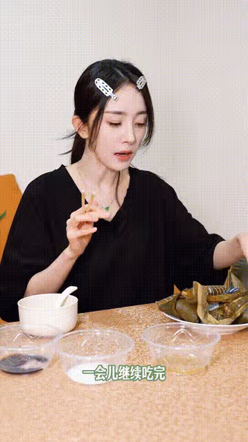 楊冪吃四口粽子吮吸筷子像個可愛的孩子 馬筱梅一口氣干6個不能比