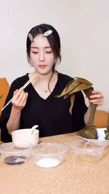 楊冪吃四口粽子吮吸筷子像個可愛的孩子 馬筱梅一口氣干6個不能比