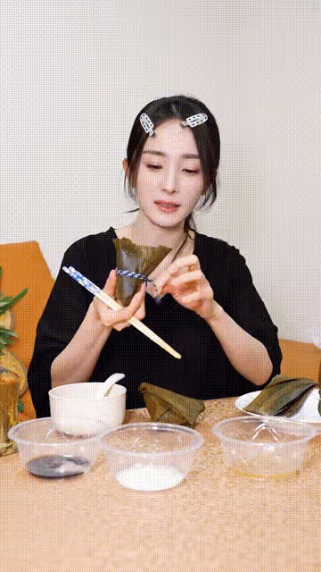 楊冪吃四口粽子吮吸筷子像個可愛的孩子 馬筱梅一口氣干6個不能比