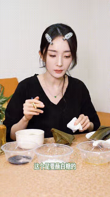 楊冪吃四口粽子吮吸筷子像個可愛的孩子 馬筱梅一口氣干6個不能比