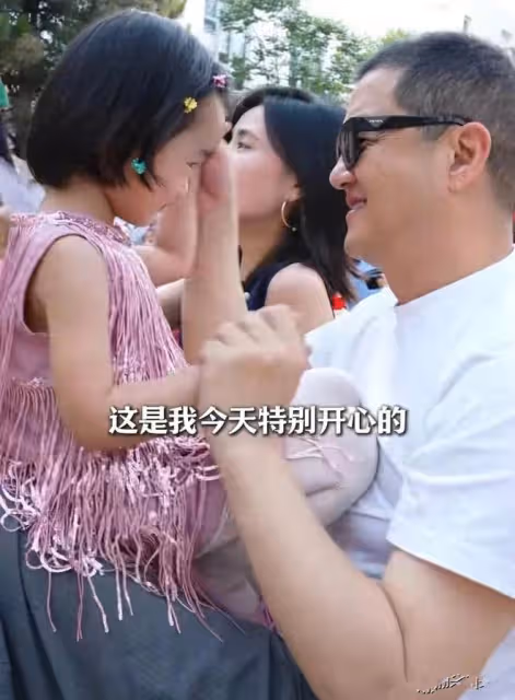 窮開心！李亞鵬拄拐杖和海哈金喜陪女過六一 金喜的笑容很幸福