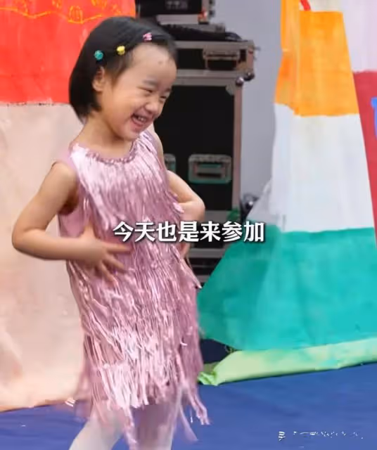 窮開心！李亞鵬拄拐杖和海哈金喜陪女過六一 金喜的笑容很幸福