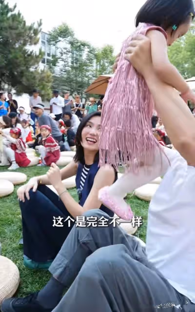 窮開心！李亞鵬拄拐杖和海哈金喜陪女過六一 金喜的笑容很幸福
