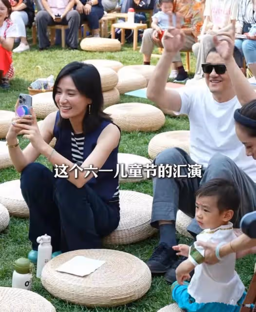 窮開心！李亞鵬拄拐杖和海哈金喜陪女過六一 金喜的笑容很幸福