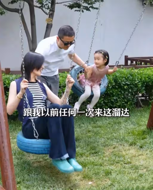 窮開心！李亞鵬拄拐杖和海哈金喜陪女過六一 金喜的笑容很幸福
