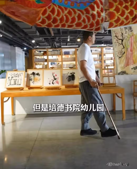 窮開心！李亞鵬拄拐杖和海哈金喜陪女過六一 金喜的笑容很幸福