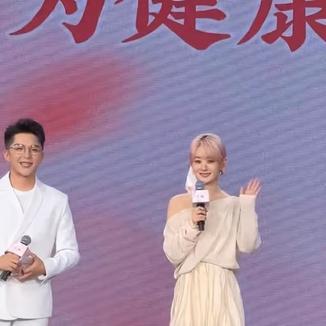 活動結束趙麗穎孤身一人森林散步，私服暴露身材硬傷，時尚絕緣體