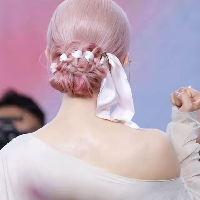 活動結束趙麗穎孤身一人森林散步，私服暴露身材硬傷，時尚絕緣體