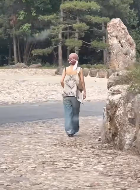活動結束趙麗穎孤身一人森林散步，私服暴露身材硬傷，時尚絕緣體
