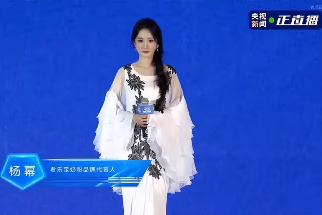 刪微博能屈能伸趙麗穎確有大女主風範 跟楊冪baby同台顯江湖地位
