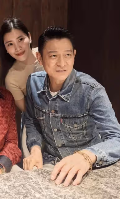 劉德華到馬來陪岳父用餐，跟岳父像兄弟，59歲朱麗倩比華仔還年輕