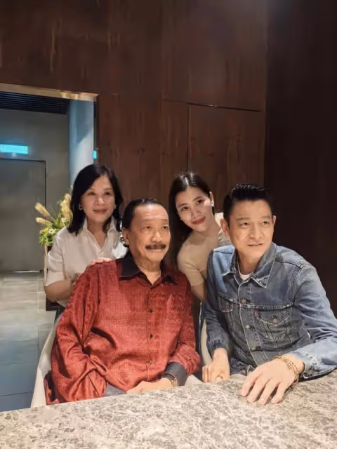 劉德華到馬來陪岳父用餐，跟岳父像兄弟，59歲朱麗倩比華仔還年輕