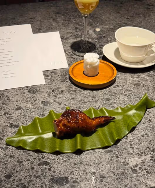 劉德華到馬來陪岳父用餐，跟岳父像兄弟，59歲朱麗倩比華仔還年輕