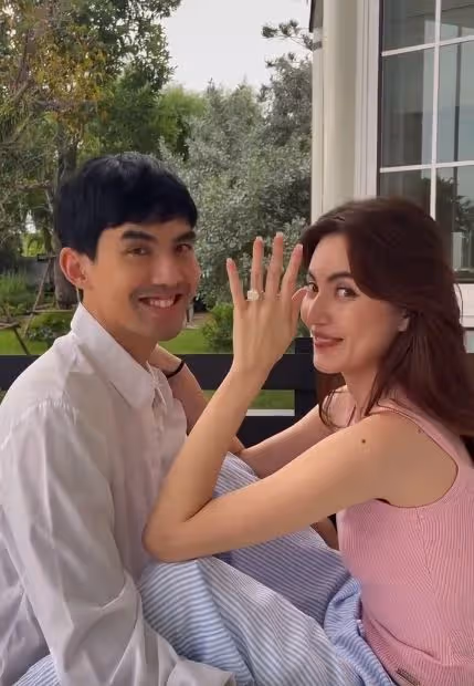 恭喜！泰國女演員Mai官宣和男友訂婚，大鑽戒矚目，又大又閃