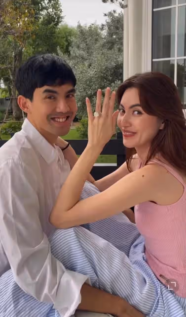 恭喜！泰國女演員Mai官宣和男友訂婚，大鑽戒矚目，又大又閃