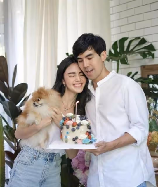 恭喜！泰國女演員Mai官宣和男友訂婚，大鑽戒矚目，又大又閃