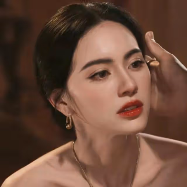 恭喜！泰國女演員Mai官宣和男友訂婚，大鑽戒矚目，又大又閃