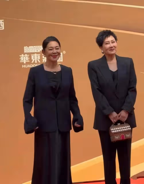 56歲陳紅和66歲倪萍現身青島，倆人梳同款髮型氣場差距不一般