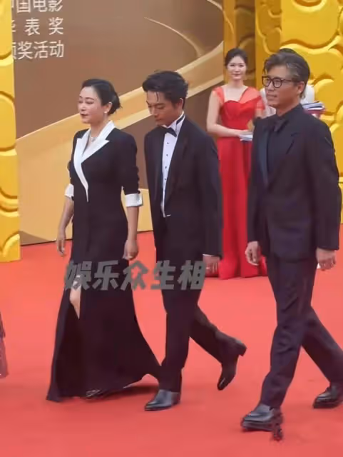 56歲陳紅和66歲倪萍現身青島，倆人梳同款髮型氣場差距不一般