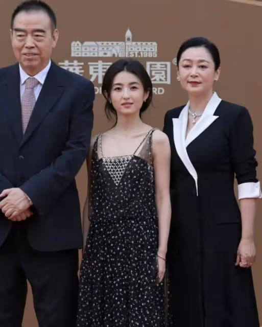 56歲陳紅和66歲倪萍現身青島，倆人梳同款髮型氣場差距不一般