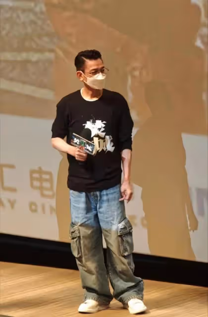 72歲曾志偉穿牛仔褲本想像劉德華這樣，卻一言難盡下半身看著尷尬