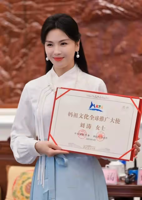 都穿粉色民國服當形象大使，被說國泰民安臉劉濤比楊瀾差點