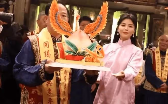都穿粉色民國服當形象大使，被說國泰民安臉劉濤比楊瀾差點