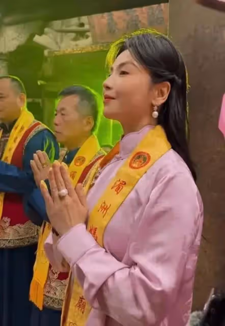 都穿粉色民國服當形象大使，被說國泰民安臉劉濤比楊瀾差點