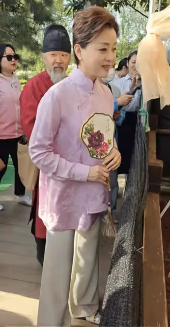 都穿粉色民國服當形象大使，被說國泰民安臉劉濤比楊瀾差點