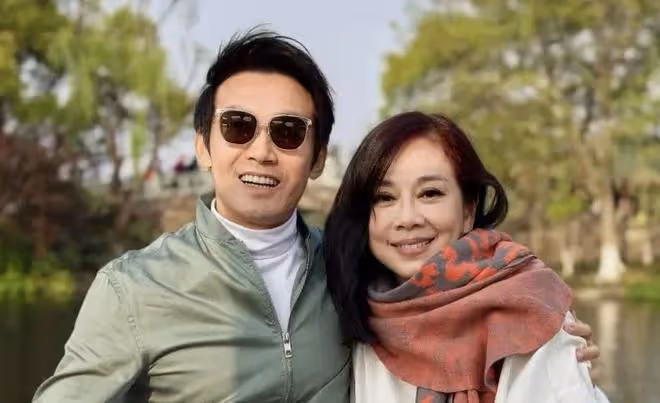 劉嘉玲夫婦和陳松伶夫婦秀恩愛，有人敷衍有人貌合神離好打臉