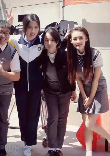 網友詢問劉亦菲李沁中間這位女士是誰？李夢心平氣和安利自己