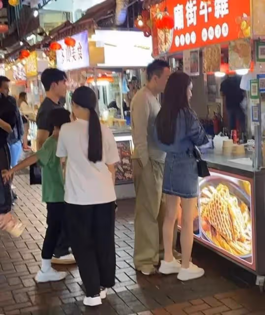 汪小菲馬筱梅帶娃出行，愛意爆棚像正常的一家四口，細節母愛泛濫