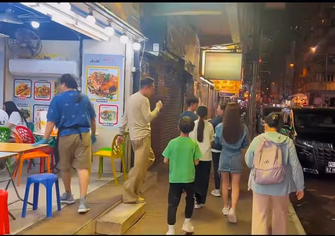 汪小菲馬筱梅帶娃出行，愛意爆棚像正常的一家四口，細節母愛泛濫