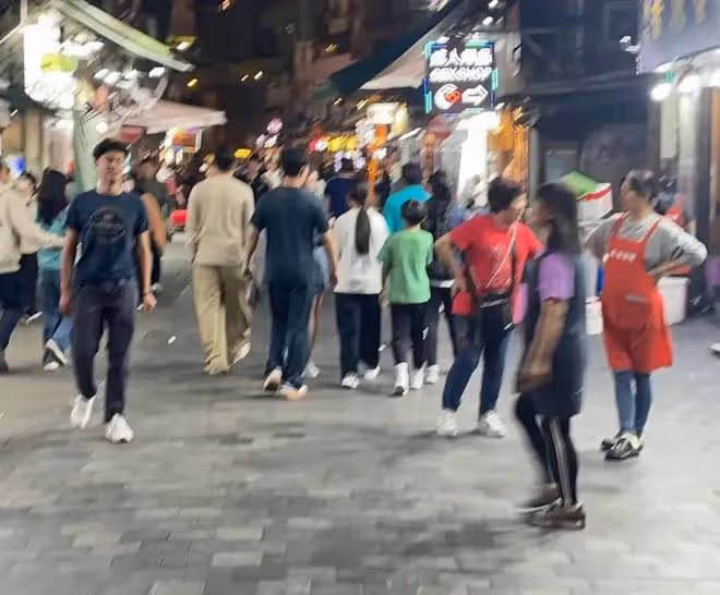 汪小菲馬筱梅帶娃出行，愛意爆棚像正常的一家四口，細節母愛泛濫