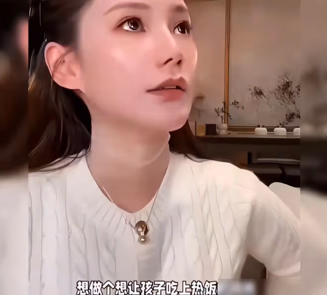 汪小菲馬筱梅帶娃出行，愛意爆棚像正常的一家四口，細節母愛泛濫