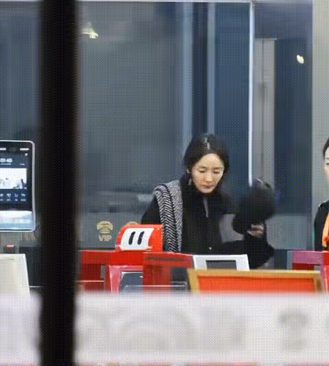 楊冪巴黎時裝秀跟老外親密互動端莊大方，彰顯東方女人的魅力