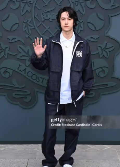 巴黎這一夜肖戰王一博哥哥弟弟身份互換，這可不止6歲的差距