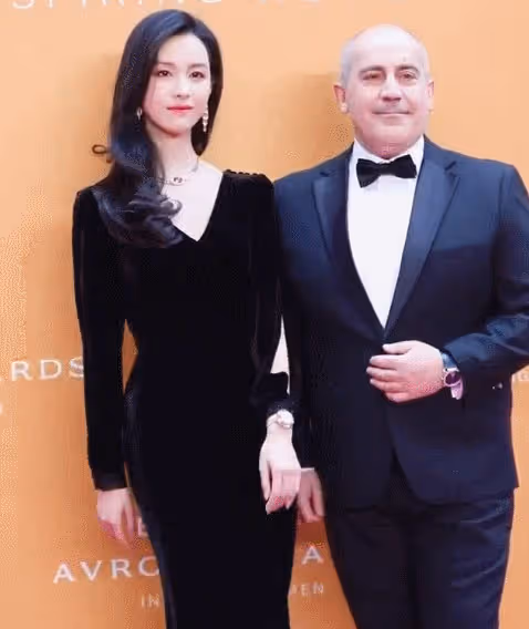 張天愛主動求擁抱慘遭資本拒絕微表情超卑微，學學劉亦菲娜扎吧