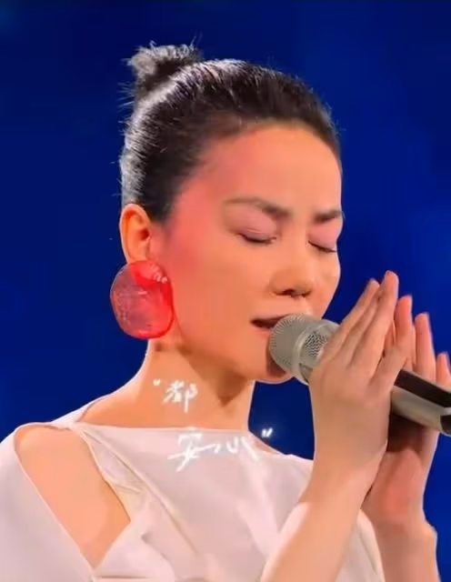 開年死了這麼多明星網友把矛頭對準王菲，春晚不該唱那麼邪乎的歌