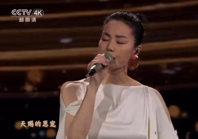 開年死了這麼多明星網友把矛頭對準王菲，春晚不該唱那麼邪乎的歌