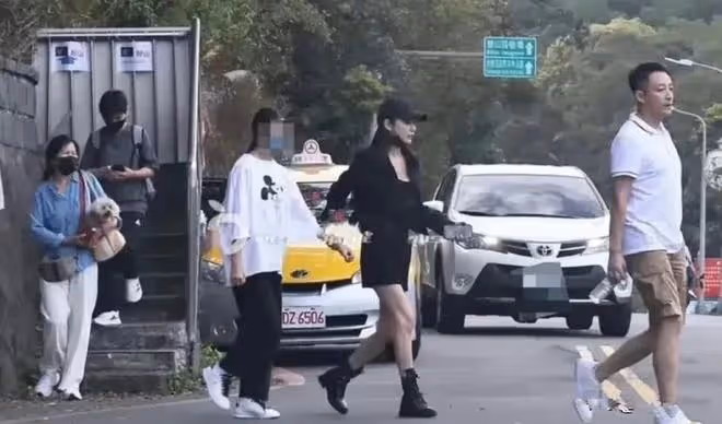 馬筱梅牽小玥兒過馬路超有愛，合影小玥兒笑得燦爛仿佛忘記了大S