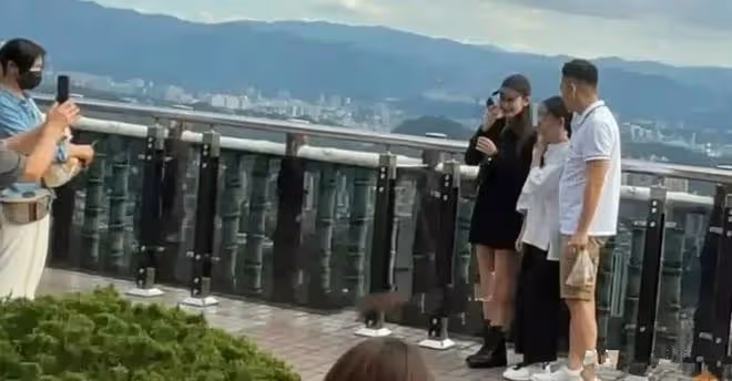 馬筱梅牽小玥兒過馬路超有愛，合影小玥兒笑得燦爛仿佛忘記了大S