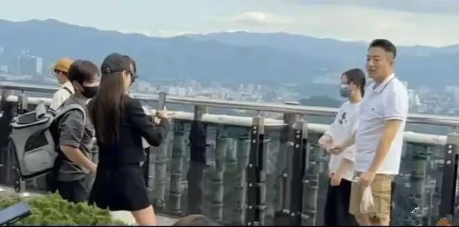 馬筱梅牽小玥兒過馬路超有愛，合影小玥兒笑得燦爛仿佛忘記了大S