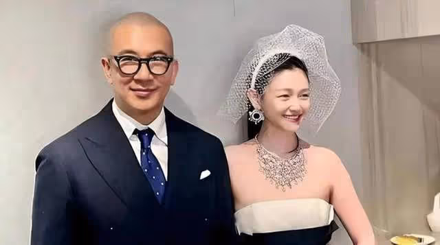 本該敵對的兩個男人，這次用相同的方式捍衛了大S最後的體面