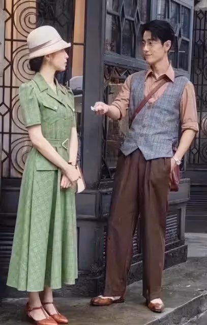 肖戰周雨彤《諜報上不封頂》路透，符合民國時期南洋著裝風格