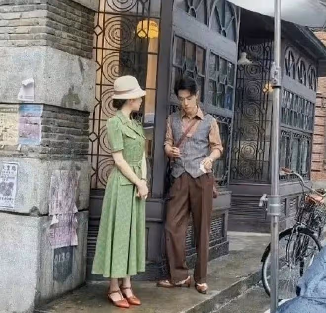 肖戰周雨彤《諜報上不封頂》路透，符合民國時期南洋著裝風格