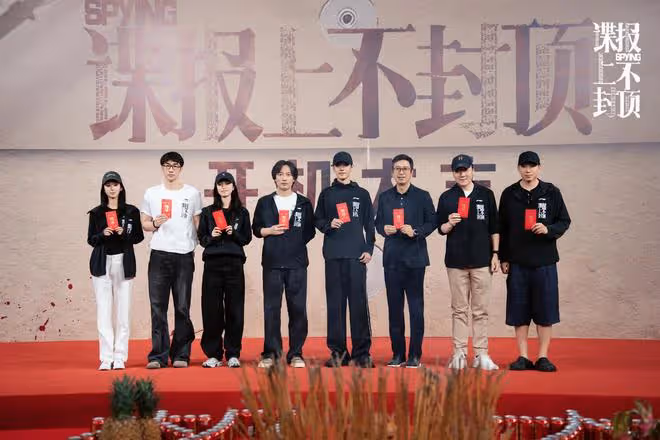 肖戰周雨彤《諜報上不封頂》路透，符合民國時期南洋著裝風格