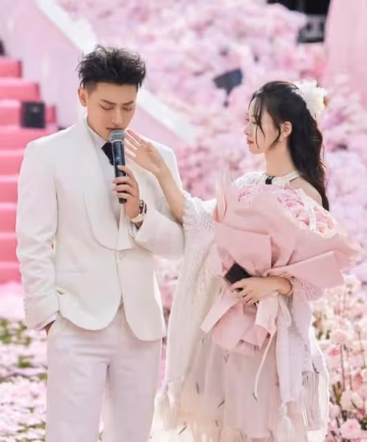 內娛知名甜寵文CP，黃子韜徐藝洋商量婚禮，稱婚服還沒有準備好